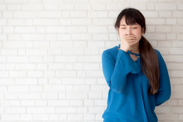 美しいです肖像若いですアジアの女性yawningと眠いですオングレー — ストック写真