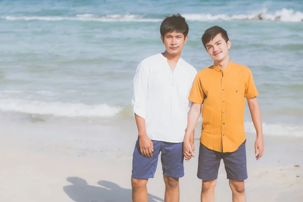 一对年轻的亚洲夫妇在海滩上站在一起 — 图库照片