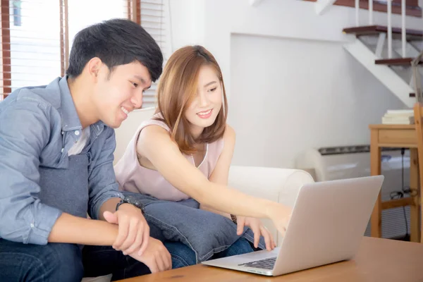 Dizüstü bilgisayar kullanarak Asyalı genç çift düşünmek ve int arıyor