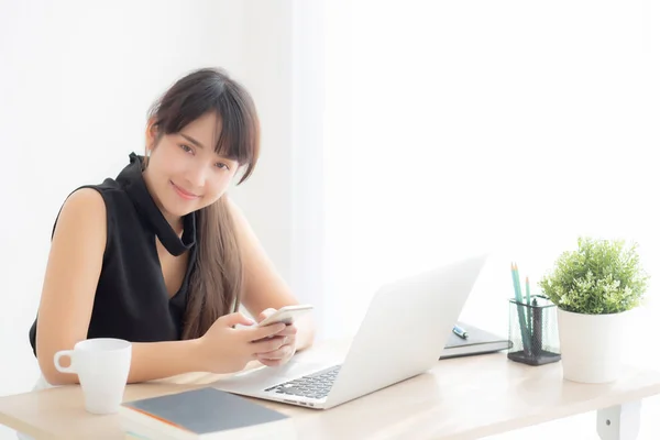 Mooie jonge aziatische vrouw werken laptop computer online naar in — Stockfoto