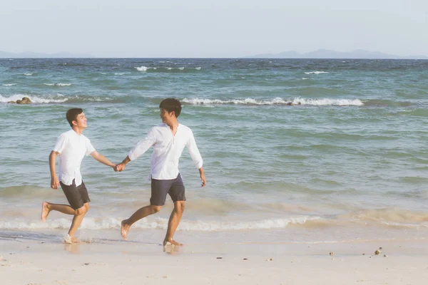 Homosexual retrato joven asiático pareja corriendo con alegre tog — Foto de Stock