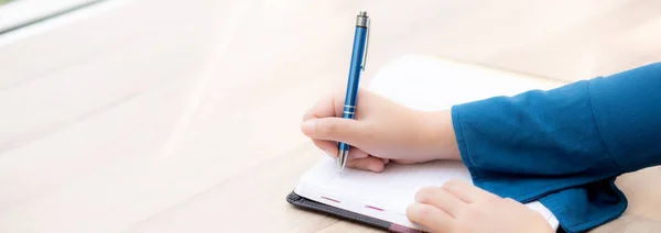 Closeup mão mulher escritor pensamento ideia e escrever no notebook — Fotografia de Stock