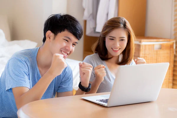 Retrato bonito jovem asiático casal trabalhando laptop com sorriso — Fotografia de Stock