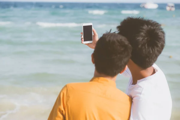 Πλάτη άποψη γκέι πορτρέτο νεαρό ζευγάρι χαμογελά λαμβάνοντας μια selfie phot — Φωτογραφία Αρχείου