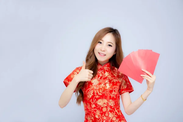Piękny portret młody Asian kobieta Cheongsam sukienka uśmiechnięty hol — Zdjęcie stockowe