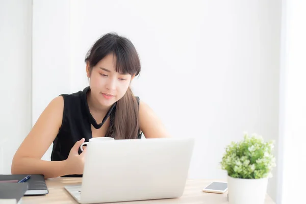 Mooie jonge freelance Aziatische vrouw glimlachend werken en typen — Stockfoto