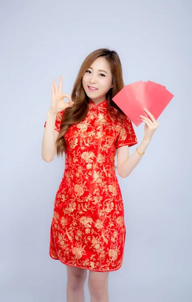 Mooie portret jonge Aziatische vrouw cheongsam jurk glimlachend hol — Stockfoto