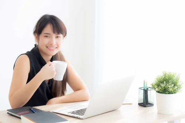 Krásná mladá asijská žena s úsměvem v práci a na klíně — Stock fotografie