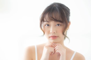 Genç Asyalı güzel bir kadının portresi. Gülümse ve iyileş.