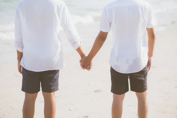 衣冠楚楚的亚洲同性恋情侣手牵手在海滩上嬉戏 — 图库照片