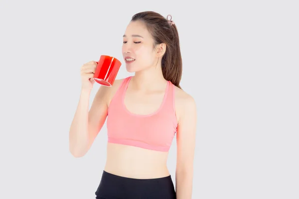 Mooie jonge aziatische vrouw in de sport na training drinken wate — Stockfoto