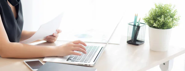 Güzel genç asya kadın çalışma ve dizüstü compu ile yazma