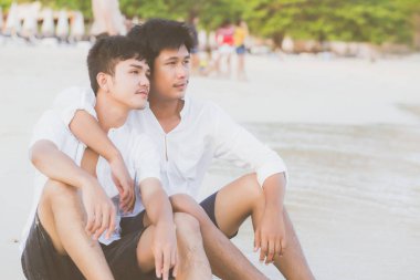 Homoseksüel portre. Genç Asyalı çift B 'de oturup sarılıyor.