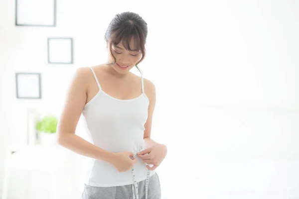 Bella giovane donna asiatica dieta corpo e sottile con wa misurazione — Foto Stock