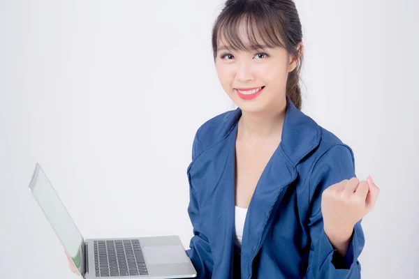 Vackra porträtt ung asiatisk affärskvinna leende och cheerf — Stockfoto
