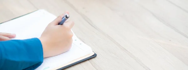 Closeup mão mulher escritor pensamento ideia e escrever no notebook — Fotografia de Stock