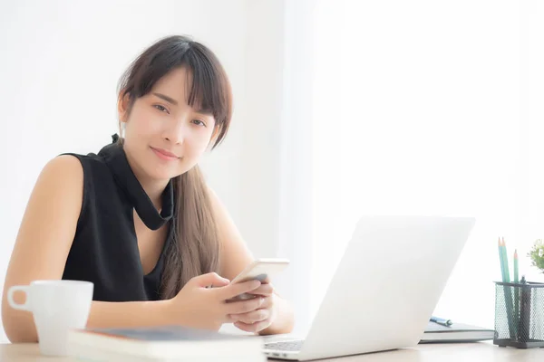 Hermosa joven asiática mujer trabajando ordenador portátil en línea para en —  Fotos de Stock