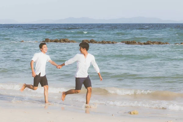 Homossexual retrato jovem asiático casal correndo com alegre tog — Fotografia de Stock
