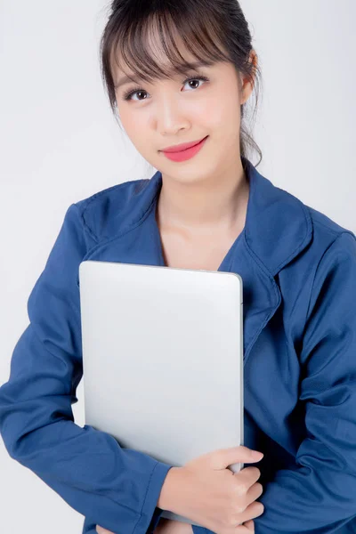 Beau portrait jeune asiatique entreprise femme tenant ordinateur portable com — Photo