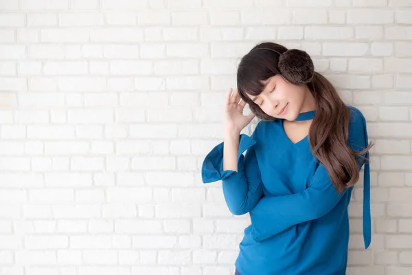 Retrato de hermosa joven mujer asiática disfrutar y felicidad stan —  Fotos de Stock