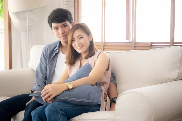 Retrato bonito jovem asiático casal relaxar e satisfeito togeth — Fotografia de Stock