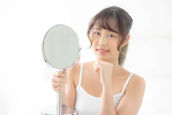 Rosto bonito jovem asiático mulher com feliz sorrindo e olhando — Fotografia de Stock