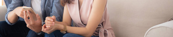 Молодая азиатская пара или друг ищет смартфон с enj
