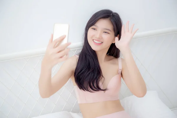 Bela jovem ásia mulher sexy no cueca falando um selfie o — Fotografia de Stock
