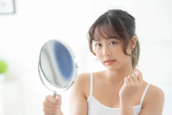 Bella Faccia Giovane Donna Asiatica Con Felice Sorriso Specchio Alla — Foto Stock