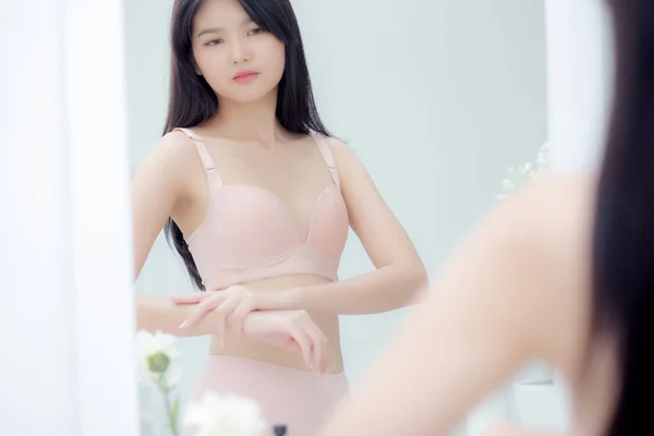Linda Sexy Jovem Mulher Asiática Olhando Espelho Aplicando Creme Nos — Fotografia de Stock