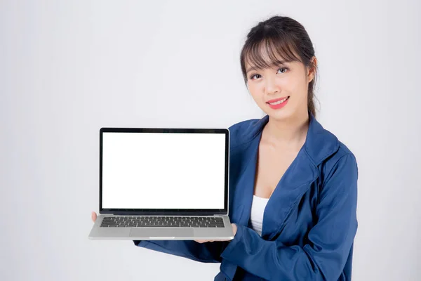漂亮的亚洲女商人高兴地将笔记本电脑的空白屏幕与白色背景隔离开来 女商人自信地展示出笔记本电脑空了 广告理念 — 图库照片