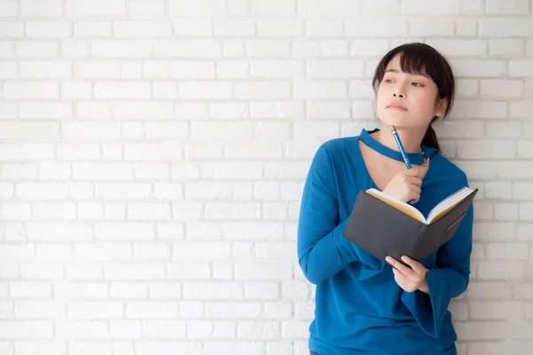 Hermosa Mujer Asiática Sonriendo Pie Pensando Escribiendo Cuaderno Sobre Cemento —  Fotos de Stock