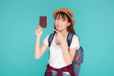Güzel bir portre. Genç Asyalı kadın şapka takıyor. Gülümsüyor, kendine güveniyor ve pasaportunu tutuyor. Yaz tatilinde seyahate çıkıyor..