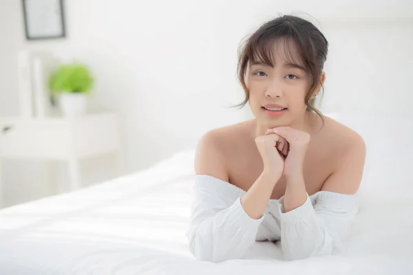 Beau Portrait Jeune Femme Asiatique Couché Sourire Tout Réveillant Avec — Photo