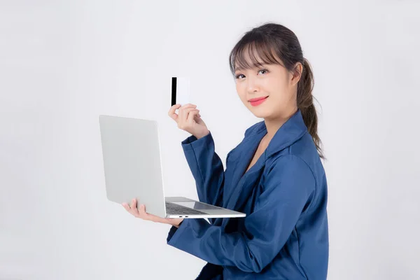 漂亮的年轻亚洲女商人高兴地拿着信用卡和笔记本电脑 网上购物时与白色背景隔离 女商人使用信用卡后对现金有信心 — 图库照片