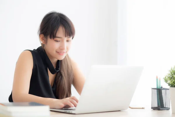 Mooie Jonge Freelance Aziatische Vrouw Glimlachend Werken Typen Laptop Computer — Stockfoto