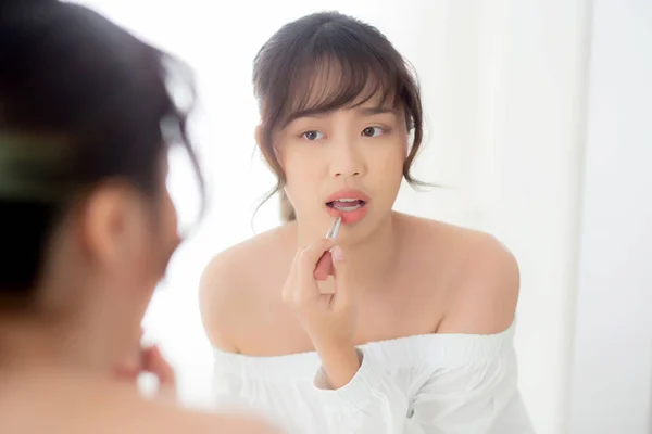 Retrato Bonito Jovem Mulher Asiática Olhando Espelho Aplicando Batom Maquiagem — Fotografia de Stock