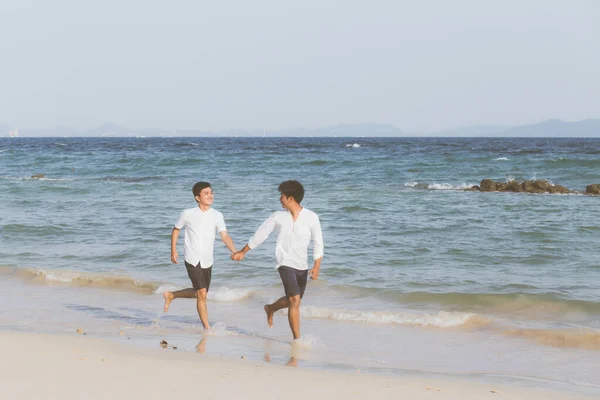 Homossexual Retrato Jovem Asiático Casal Correndo Com Alegre Juntos Praia — Fotografia de Stock