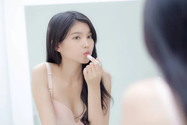 Bella Giovane Donna Asiatica Che Applica Rossetto Rosa Con Stile — Foto Stock