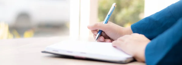 Close Mão Mulher Escritor Pensamento Ideia Escrever Notebook Diário Com — Fotografia de Stock