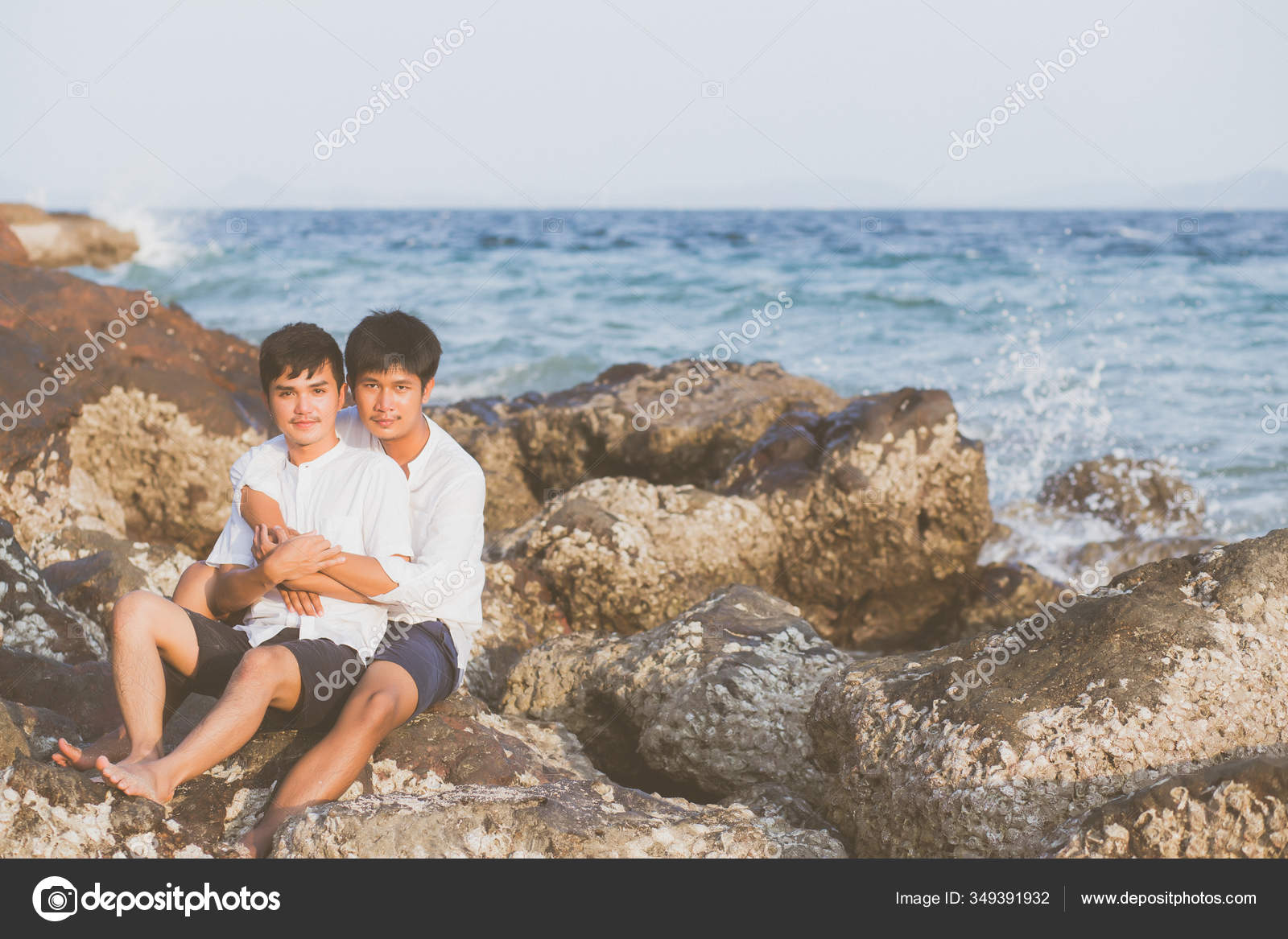 portrait homosexuel jeune couple asiatique debout câlin ensemble sur la  plage en été, asie gay va tourisme pour les loisirs et se détendre avec  romantique et bonheur en vacances en mer, concept