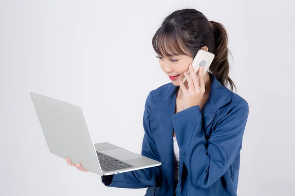 Retrato Bonito Jovem Mulher Negócios Asiática Segurando Computador Portátil Falando — Fotografia de Stock