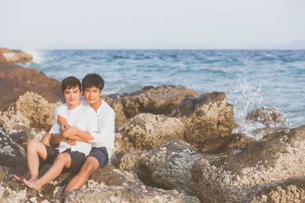 Ομοφυλόφιλος Πορτρέτο Νεαρό Ζευγάρι Ασιατών Κάθεται Αγκαλιά Μαζί Βράχο Πέτρα — Φωτογραφία Αρχείου