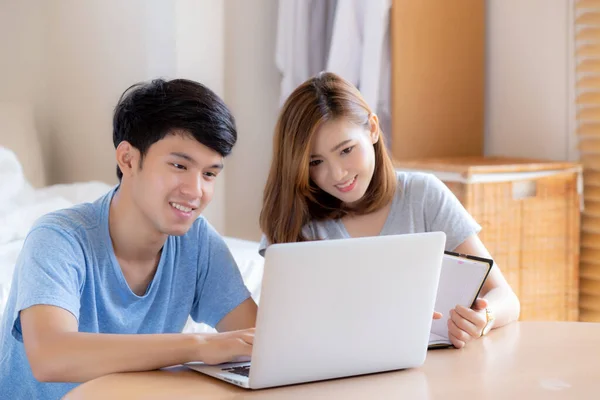 美しい若いアジアのカップルは ノートパソコンと一緒に計画 女性のノートブックやノートブックの予算家庭 ライフスタイルの家族やビジネスコンセプトを持つ費用を計算します — ストック写真