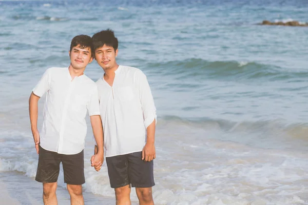 Homosexuella Porträtt Unga Asiatiska Par Står Tillsammans Stranden Sommaren Asiatiska — Stockfoto