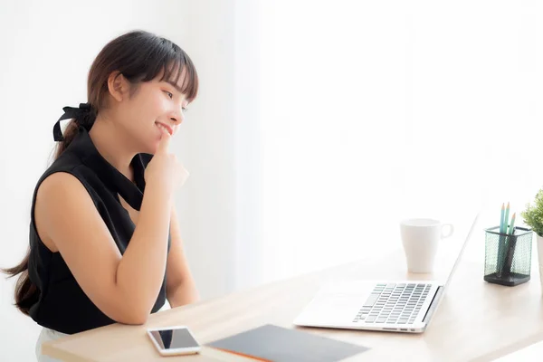 Mooie Freelance Jonge Aziatische Vrouw Denken Idee Werken Laptop Computer — Stockfoto
