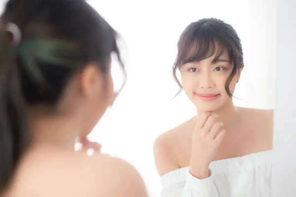 Retrato Beleza Jovem Mulher Asiática Sorrindo Olhar Espelho Verificar Cuidados — Fotografia de Stock