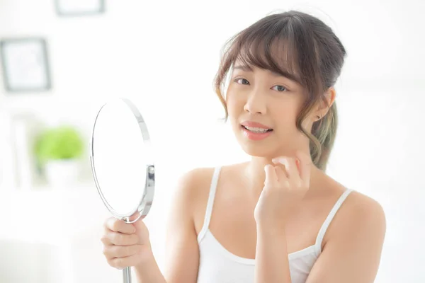 Mooi Gezicht Jonge Aziatische Vrouw Met Een Vrolijke Glimlach Spiegel — Stockfoto