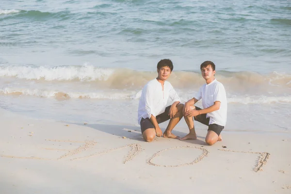 Молода Азійська Пара Геїв Посміхається Романтичний Малюнок Слова Любов Піску — стокове фото