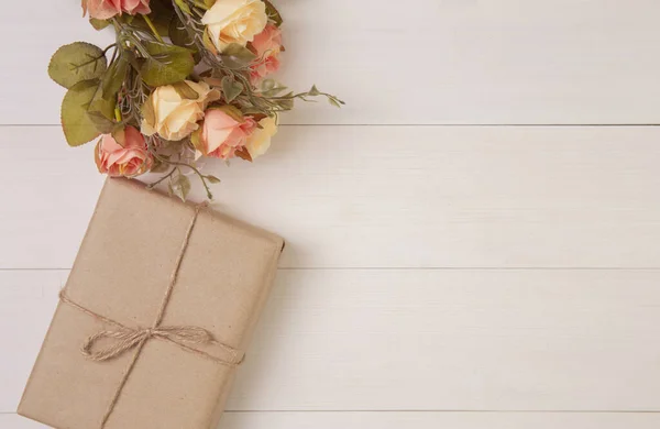 Krásné Květinové Dárkové Krabice Dřevěném Pozadí Romantickým Dárky Pro Den — Stock fotografie